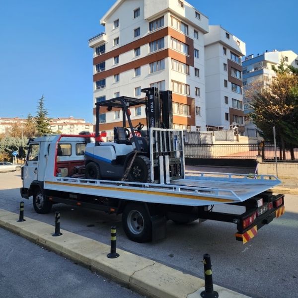 İvedik forklift kiralama fiyatları için sahada çalışan forklift makinesi